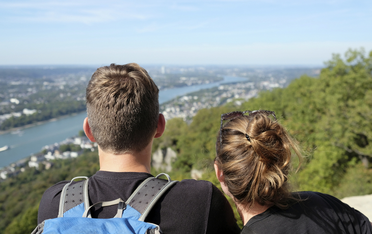 Paar mit Blick auf den Rhein