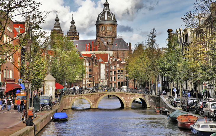 Gracht mit Kirche in Amsterdam, Niederlande