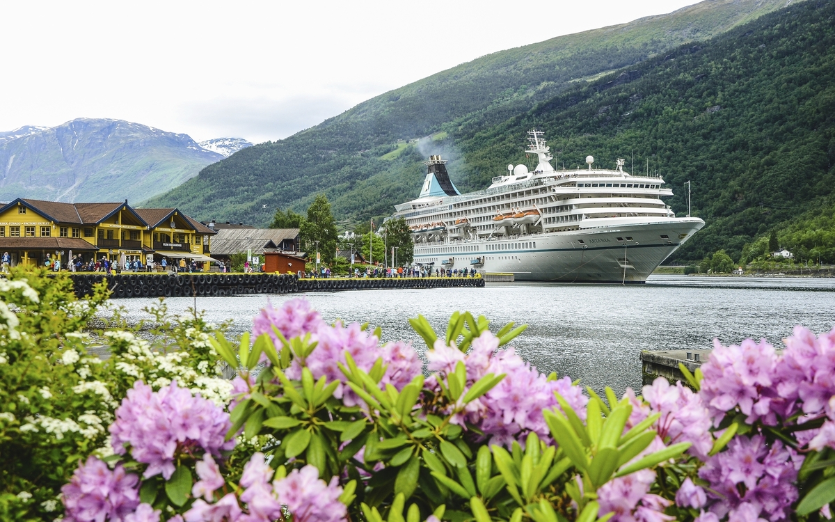 MS Artania in Flam