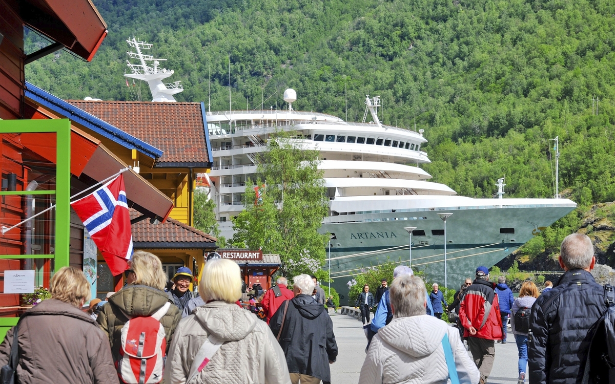 MS Artania in Flam