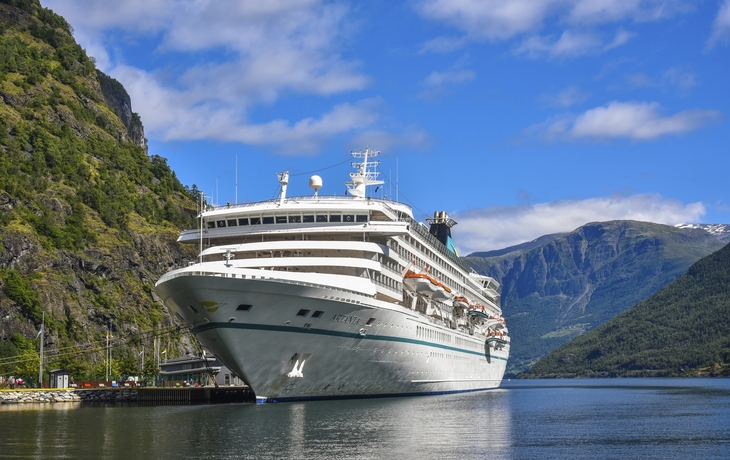 MS Artania in Flam