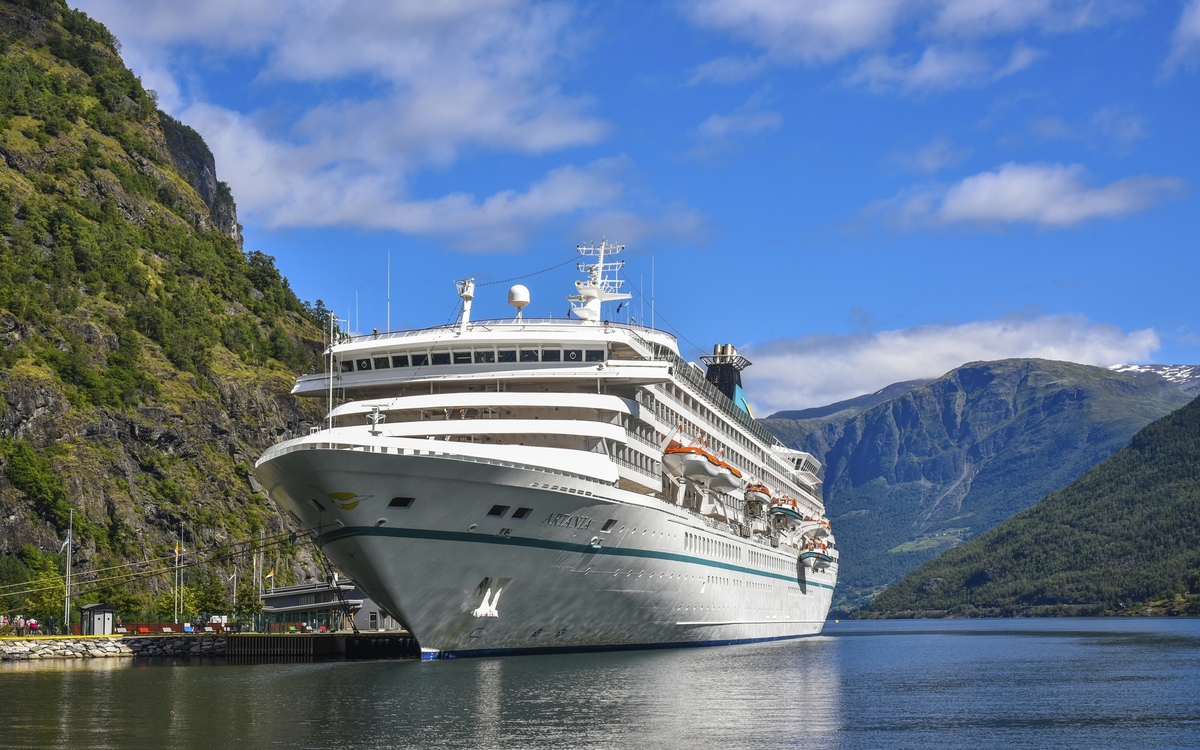 MS Artania in Flam