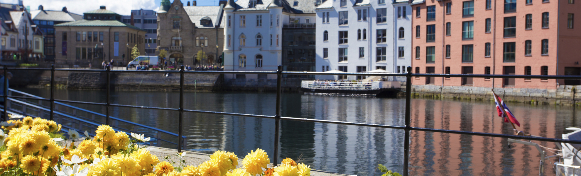 Haeuserfassaden am Ufer von Alesund, Norwegen