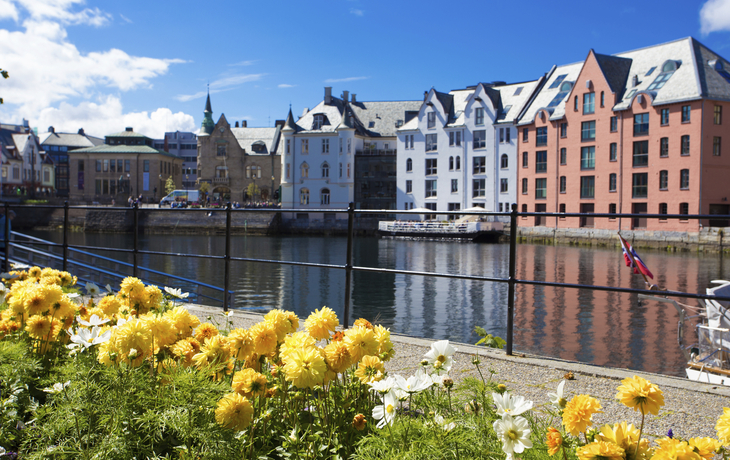 Haeuserfassaden am Ufer von Alesund, Norwegen