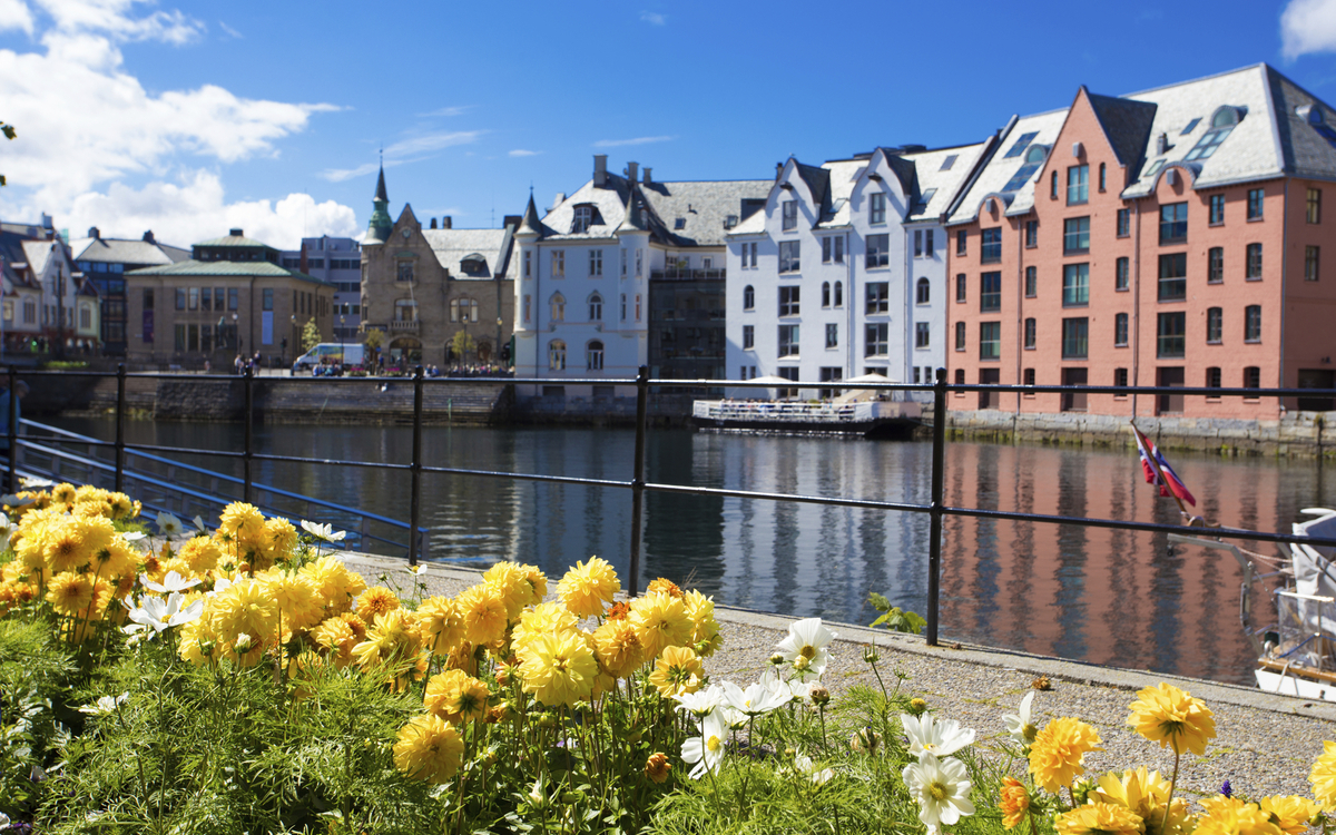 Haeuserfassaden am Ufer von Alesund, Norwegen