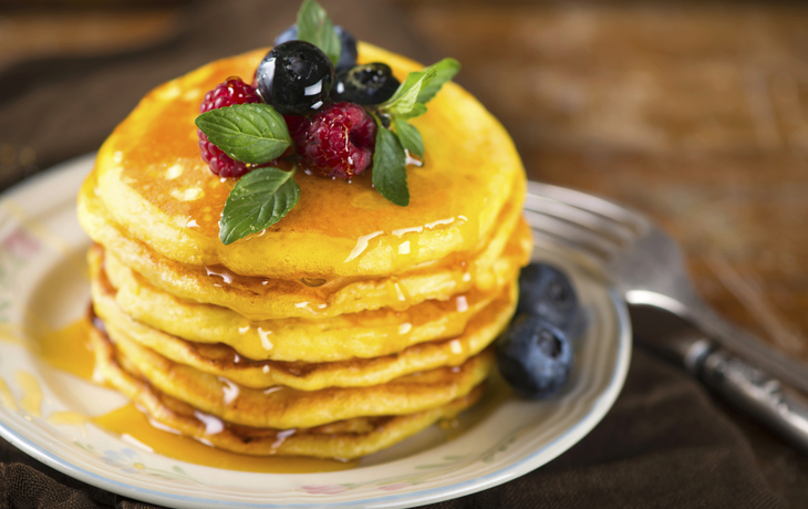 Pfannkuchen mit Ahornsirup und Beeren