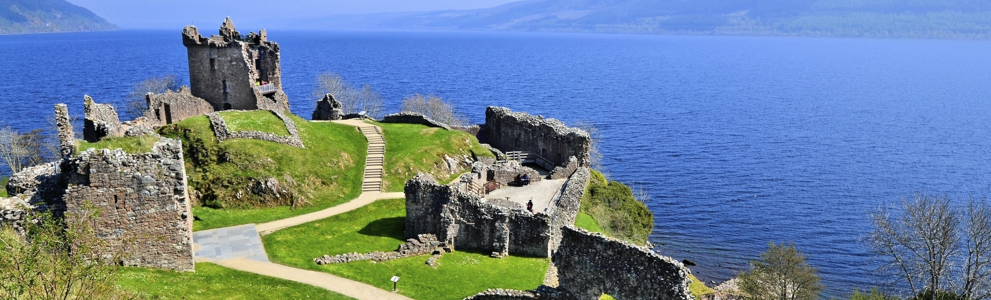 Blick über das Loch Ness in Schottland