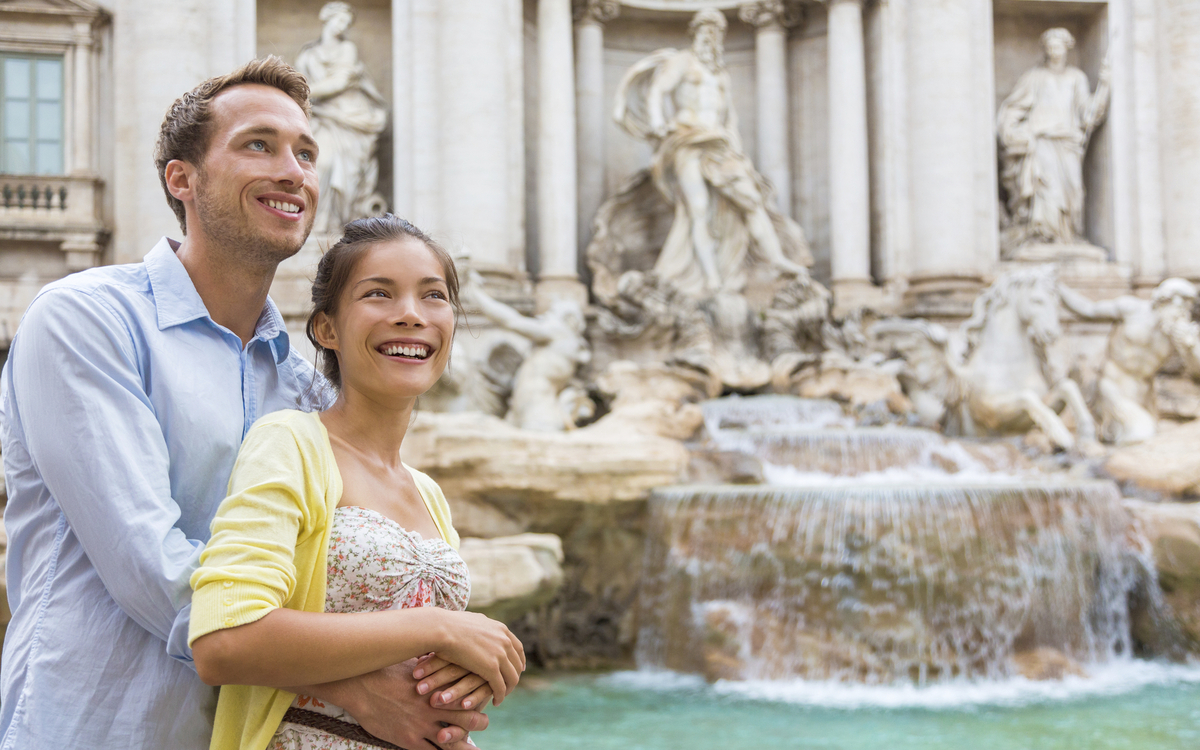 Pärchen vor dem Trevi Brunnen in Rom, Italien