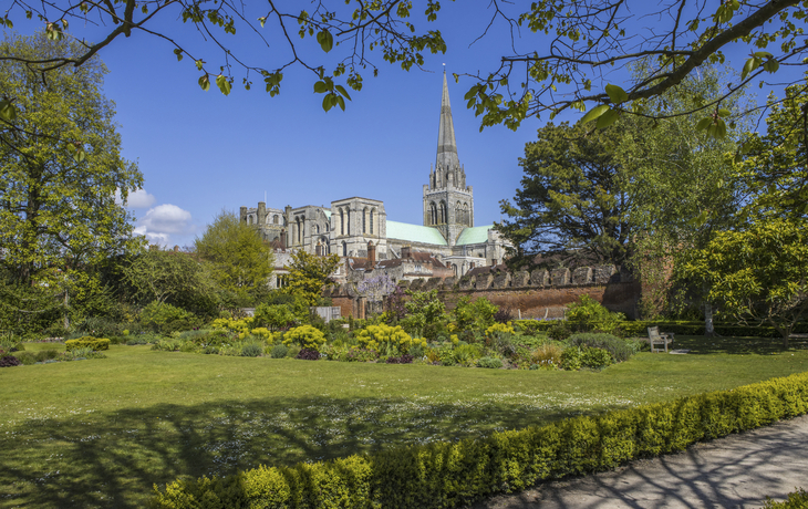 Bishop's Palace Gardens mit Kathedrale im Hintergrund, Chichester, England