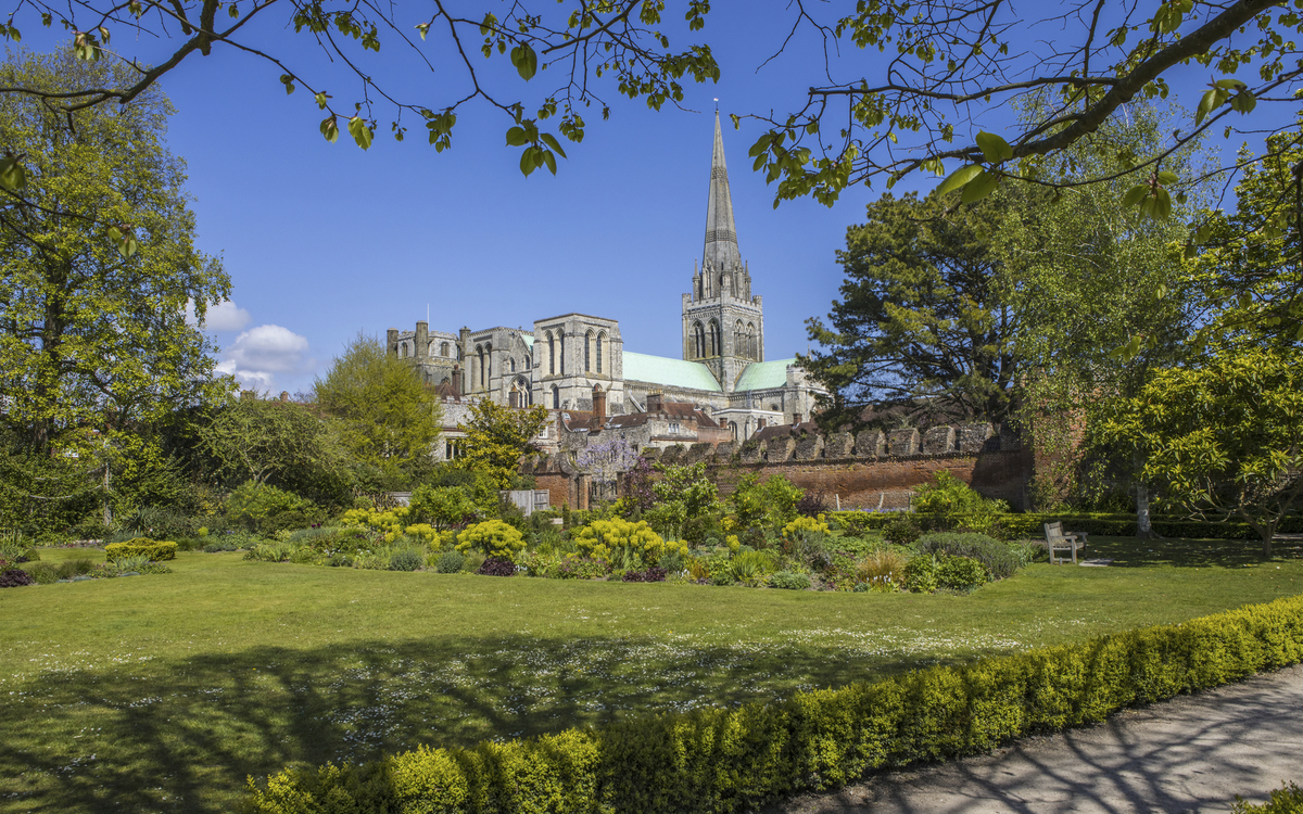 Bishop's Palace Gardens mit Kathedrale im Hintergrund, Chichester, England