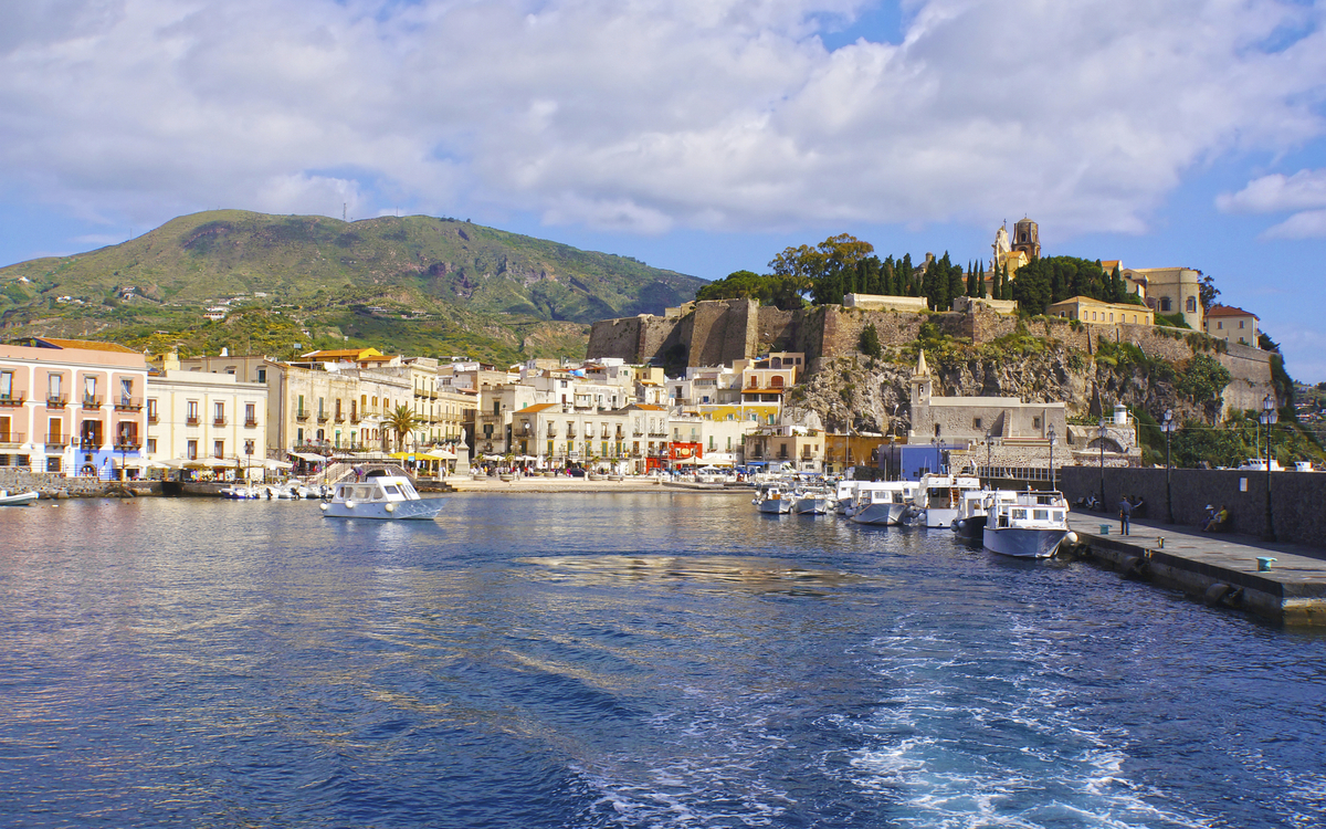 Der Hafen von Lipari, Italien