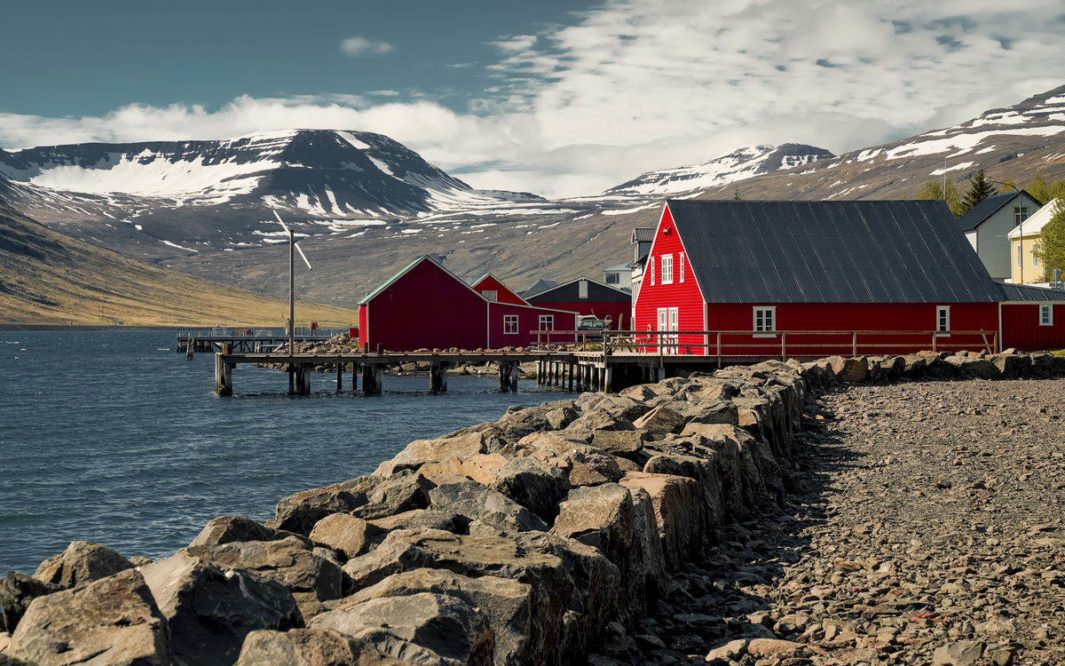 klassische Rote Haeuser, Island
