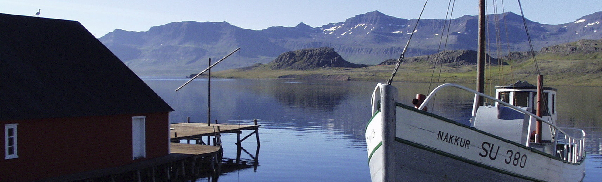 Kleines Haus mit Boot in Eskifjordur, Island