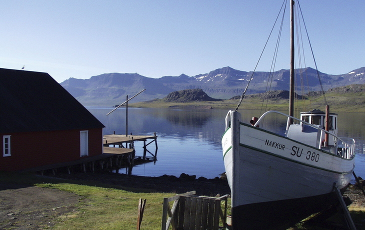 Kleines Haus mit Boot in Eskifjordur, Island