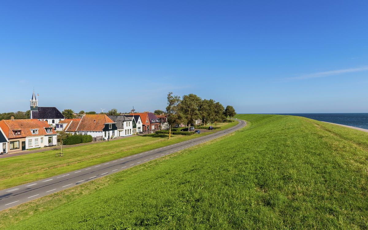 Hügel vor dem Ort Oudeschild, Niederlande