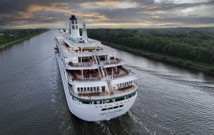 MS Deutschland im Nord-Ostsee-Kanal