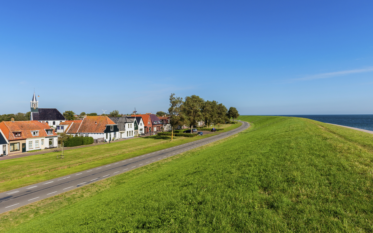 Hügel vor dem Ort Oudeschild, Niederlande