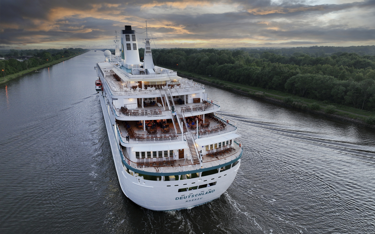 MS Deutschland im Nord-Ostsee-Kanal