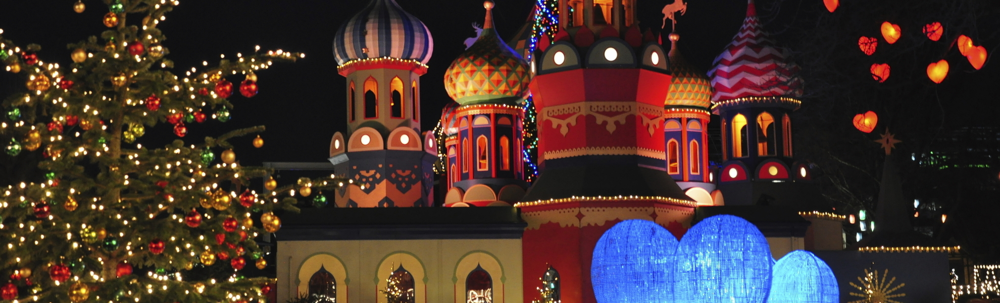 Weihnachtlich geschmückter Vergnügungspark Tivoli in Kopenhagen