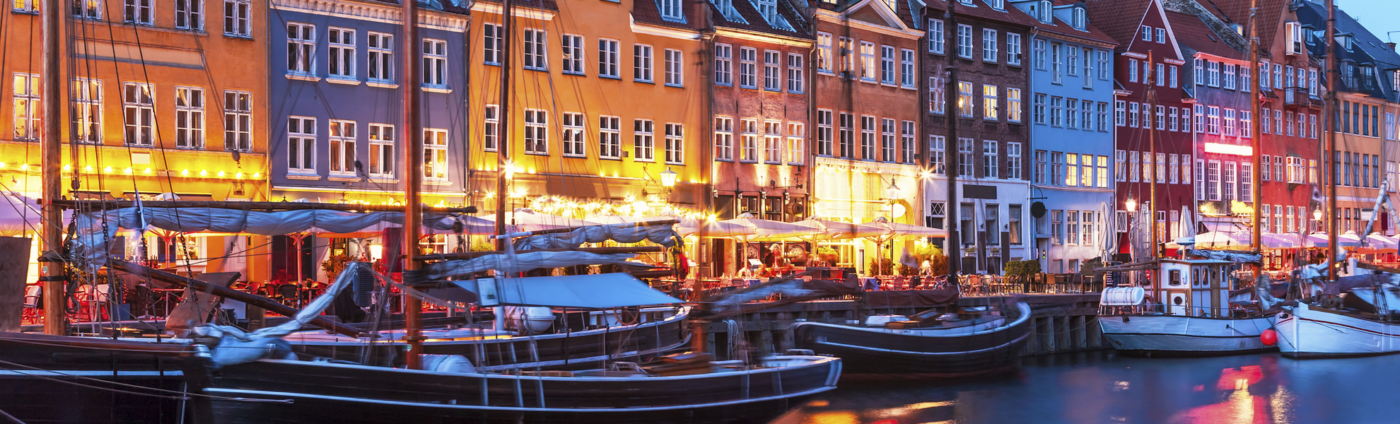 Der Hafen Nyhavn bei Nacht, Daenemark