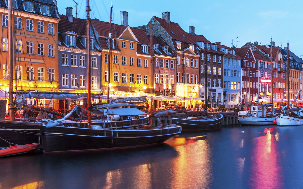 Der Hafen Nyhavn bei Nacht, Daenemark