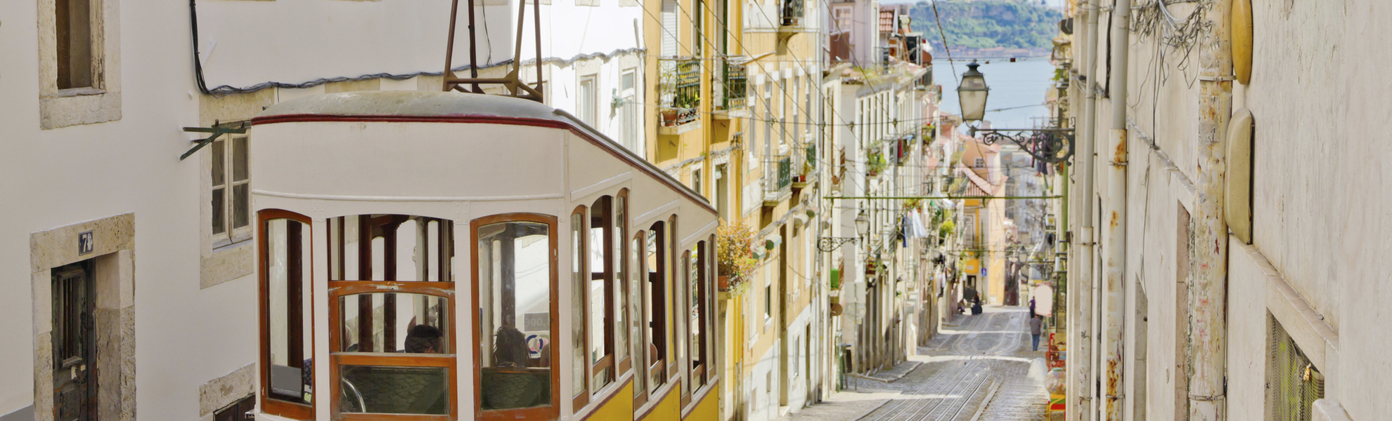Die historische Straßenbahn in Lissabon, Portugal