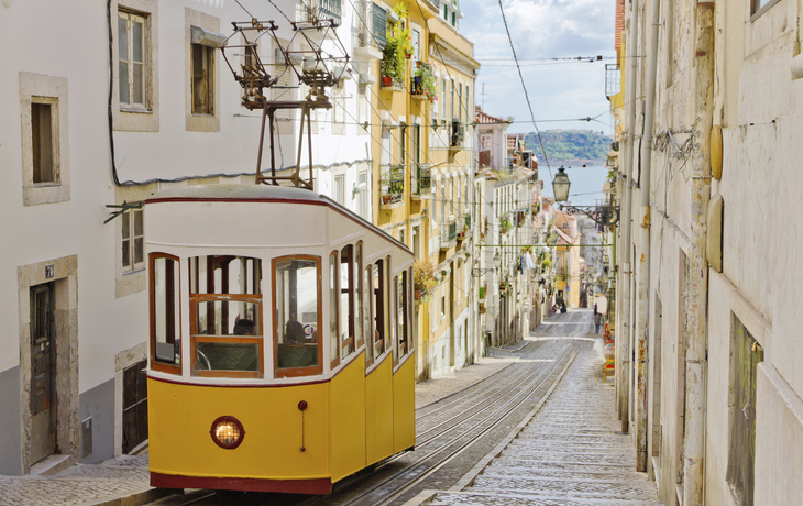 Die historische Straßenbahn in Lissabon, Portugal