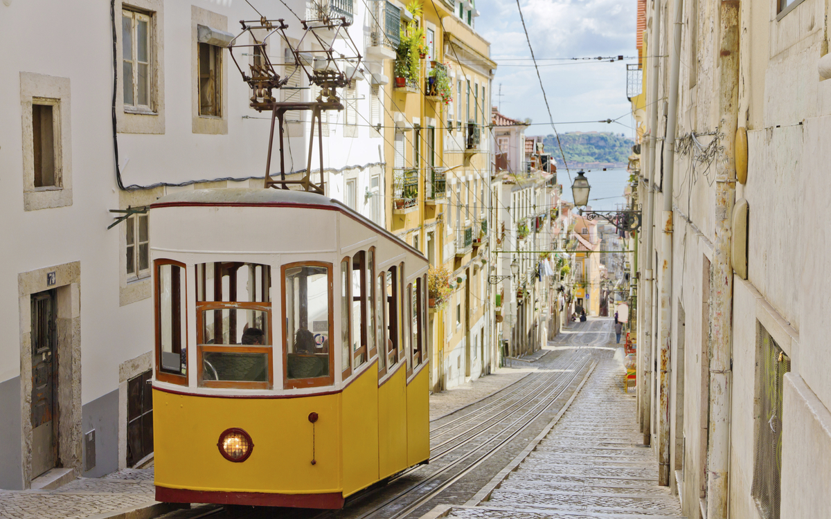 Die historische Straßenbahn in Lissabon, Portugal