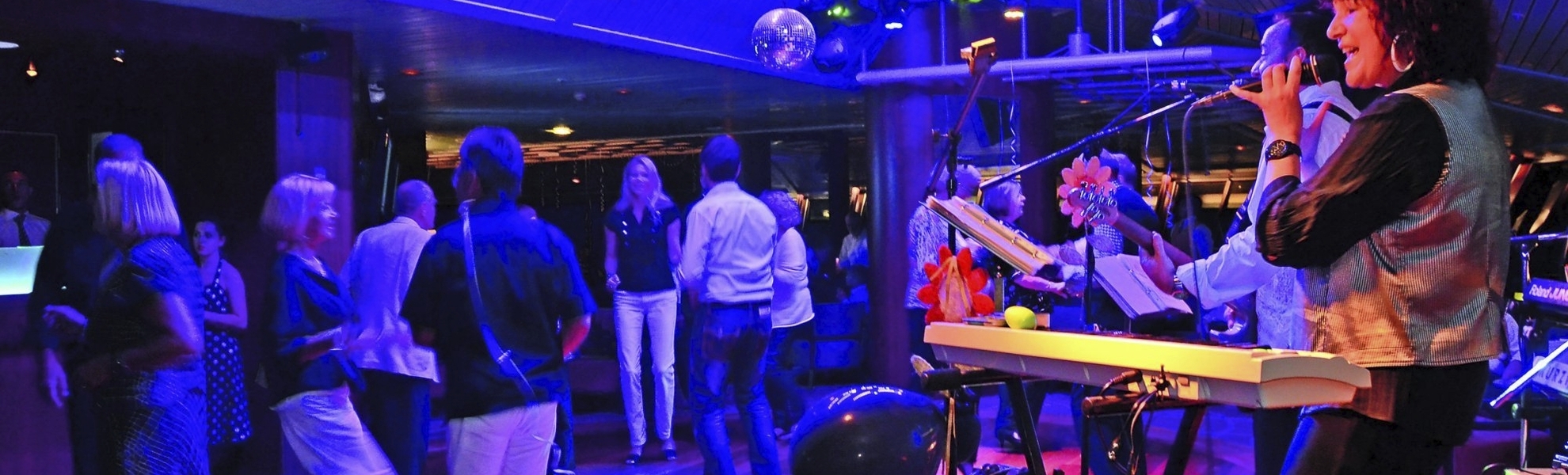 Party in der Panorama Pazifik Lounge, MS Artania