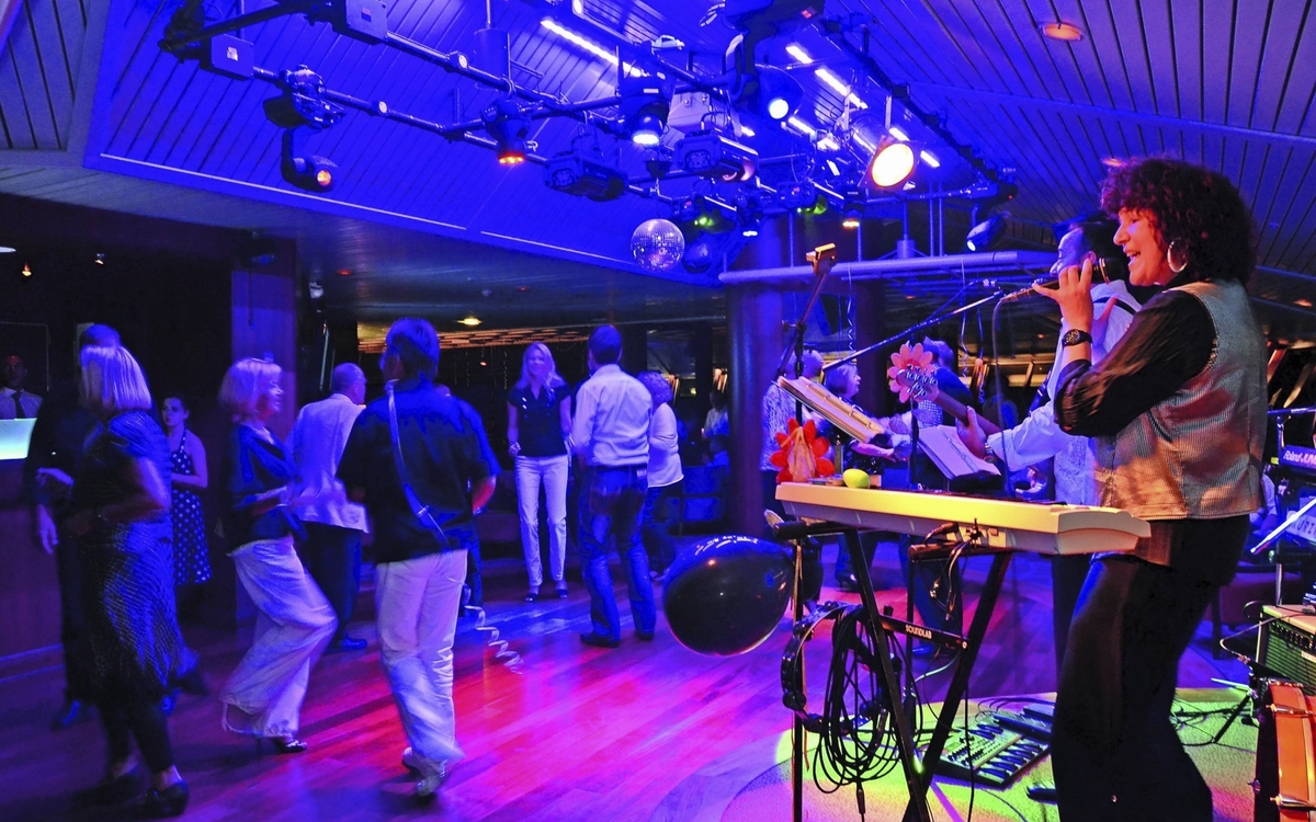 Party in der Panorama Pazifik Lounge, MS Artania