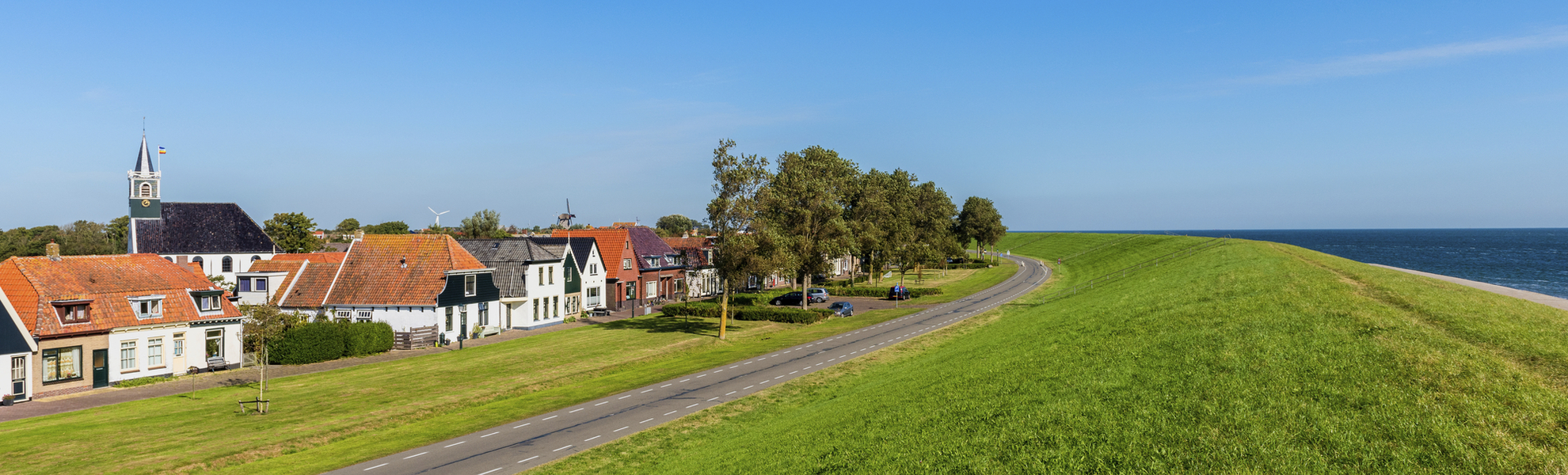 Hügel vor dem Ort Oudeschild, Niederlande