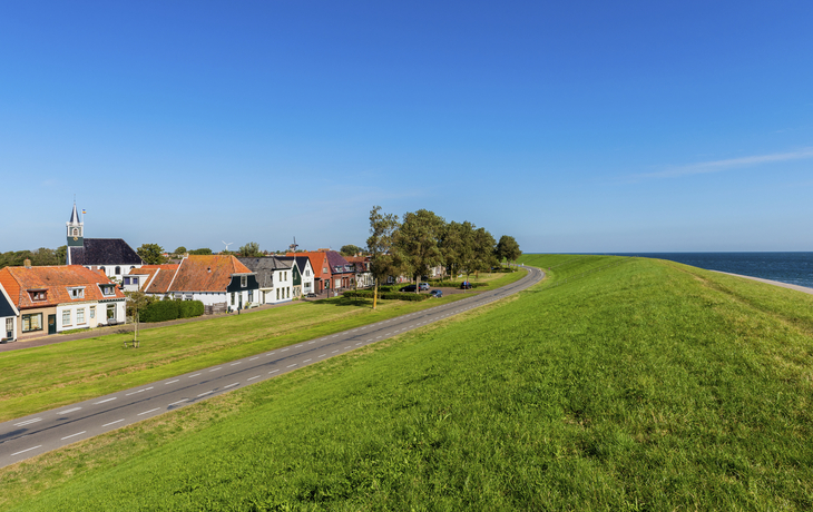 Hügel vor dem Ort Oudeschild, Niederlande