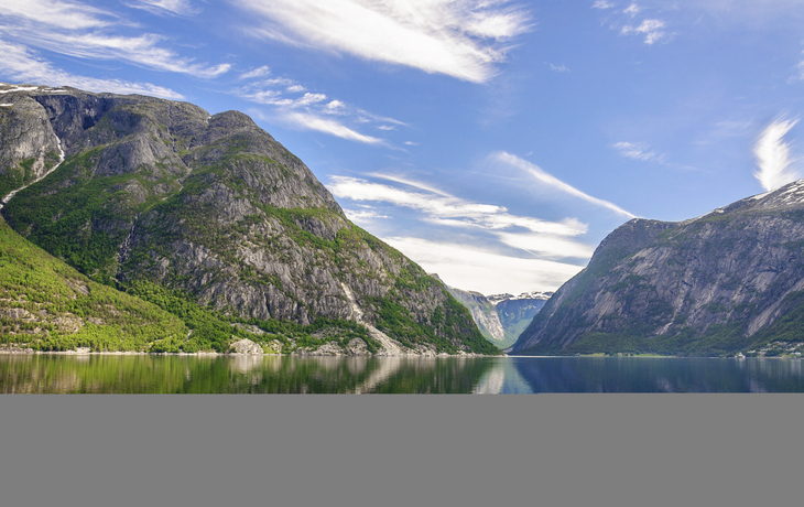 Spiegelbild der Natur im Hardangerfjord, Norwegen