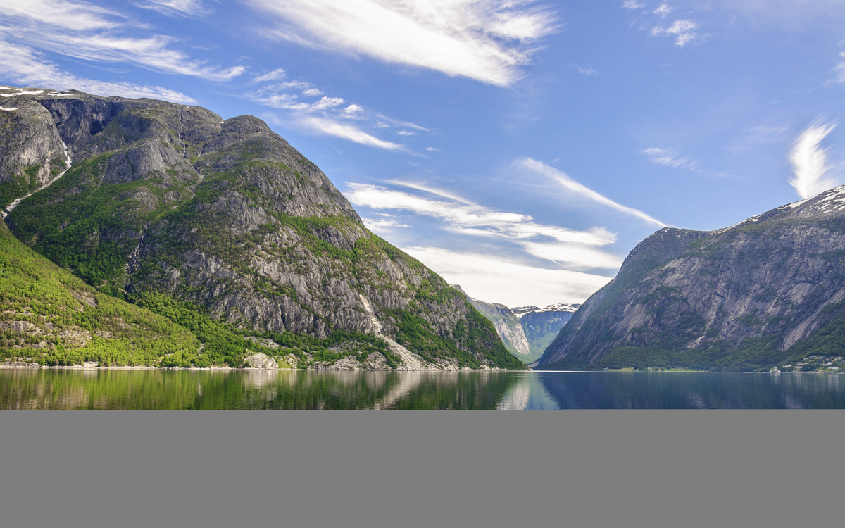 Spiegelbild der Natur im Hardangerfjord, Norwegen
