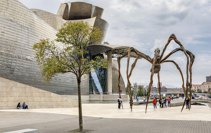Guggenheim Museum am Ufer des Ría del Bilbao, Spanien