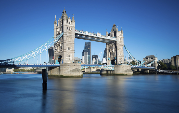 Tower Bridge über die Themse in London, England