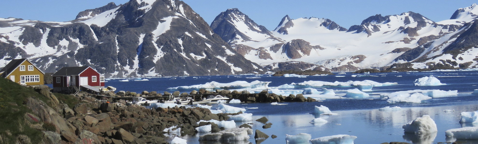 Bunte Häuser an der grönländischen Küste