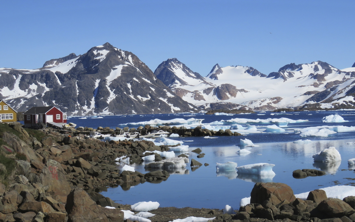 Bunte Häuser an der grönländischen Küste