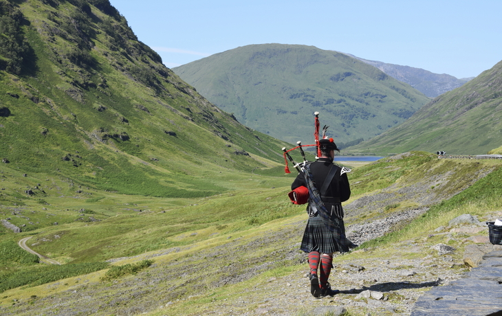 Dudelsackspieler in den schottischen Highlands