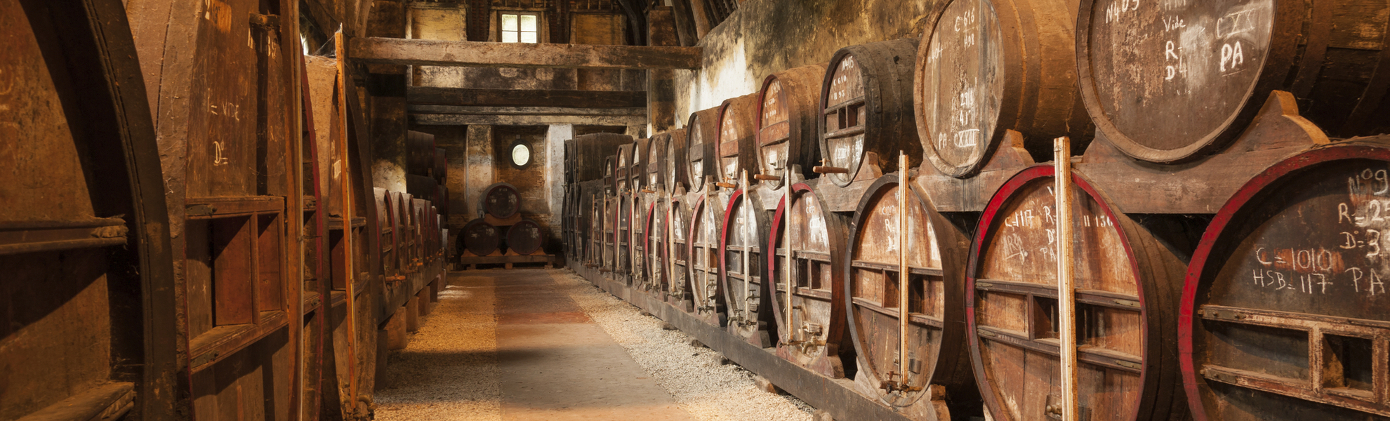 Traditionelles Getränk Calvados in Eichenfässern in der Stadt Le Havre, Frankreich