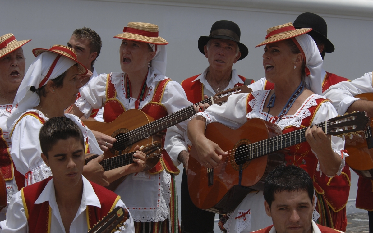 Traditionell gekleidete Menschen aus Teneriffa, Spanien