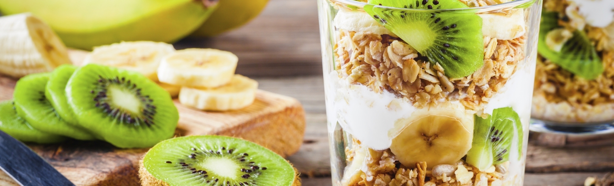 Joghurt mit Kiwi, Banane und Müsli