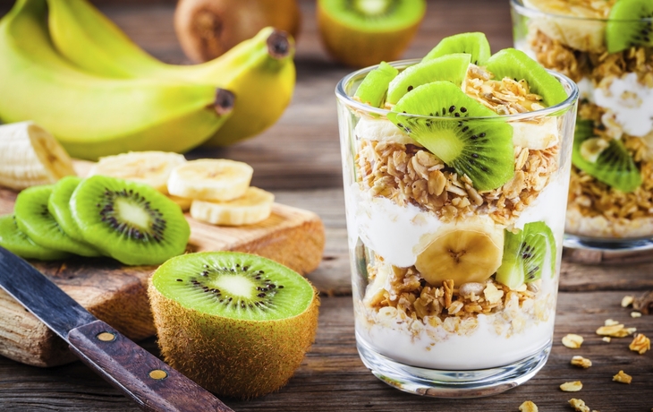 Joghurt mit Kiwi, Banane und Müsli