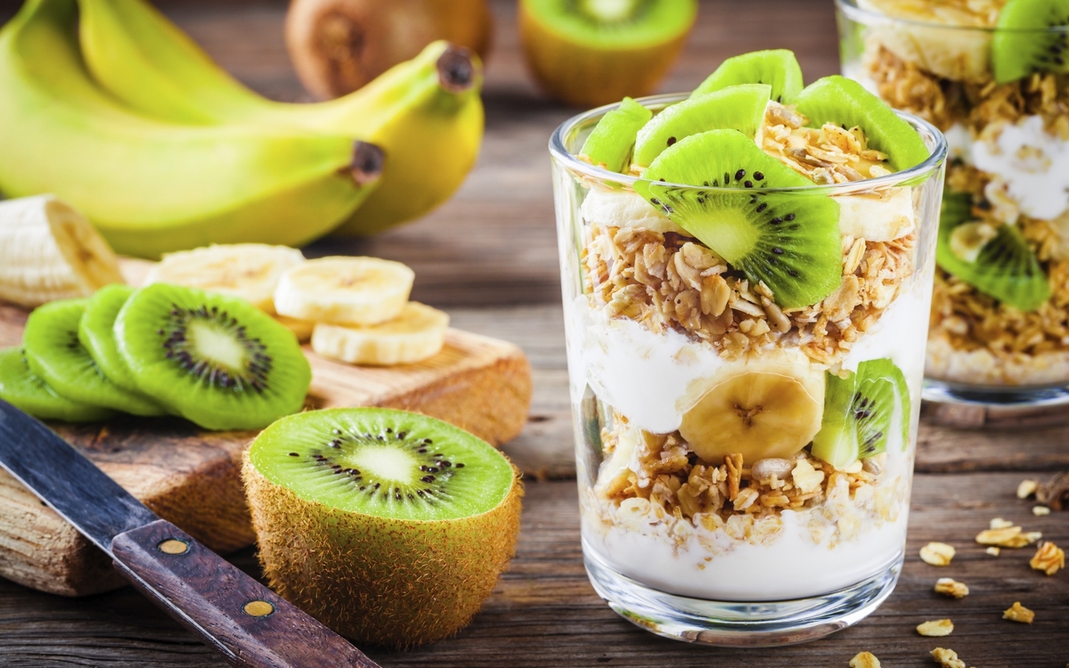 Joghurt mit Kiwi, Banane und Müsli