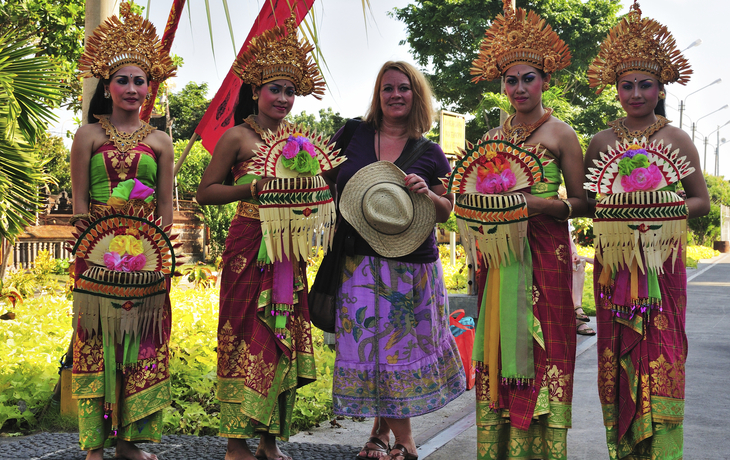 Frauen in traditionellen festlichen Kleidern, Bali, Indonesien
