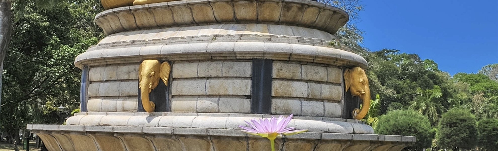 Buddha Skulptur in Viharamahadevi Park, Sri Lanka
