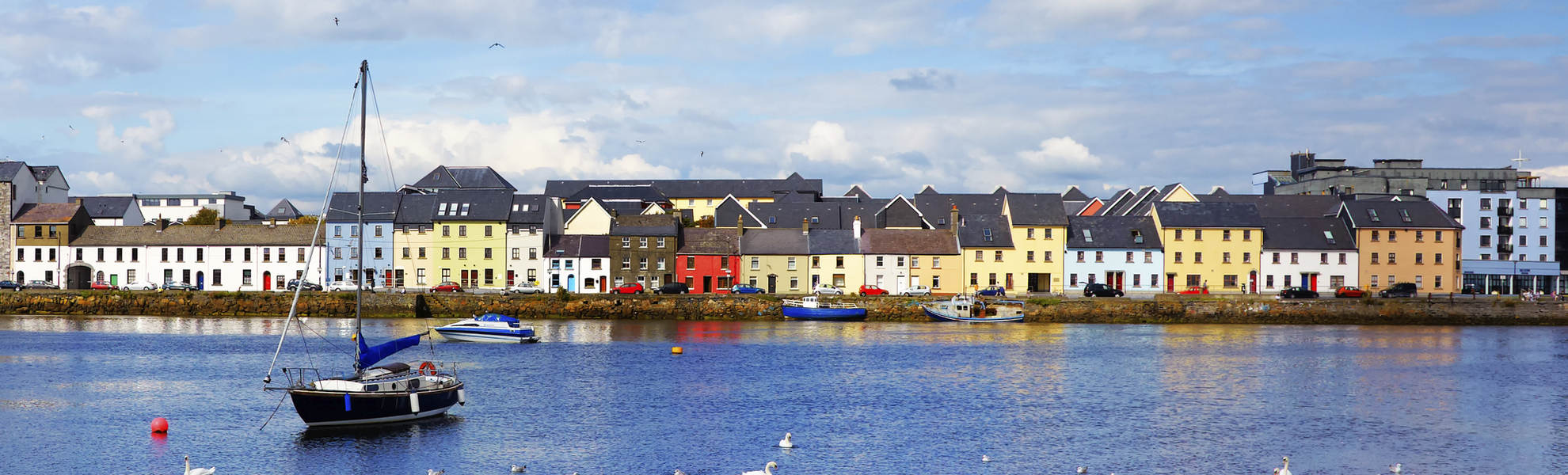 Häuserzeile am Ufer von Galway, Irland