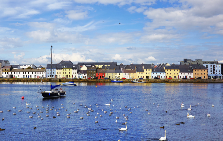 Häuserzeile am Ufer von Galway, Irland