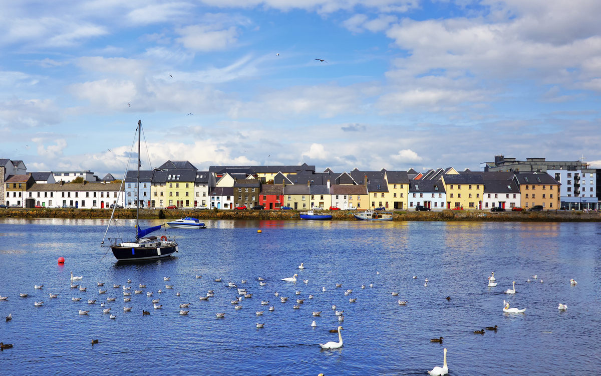 Häuserzeile am Ufer von Galway, Irland
