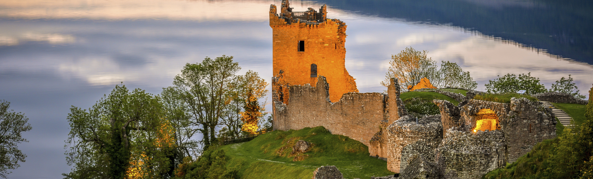 Loch Ness und Urquhart Schloss in Fort William, Schottland